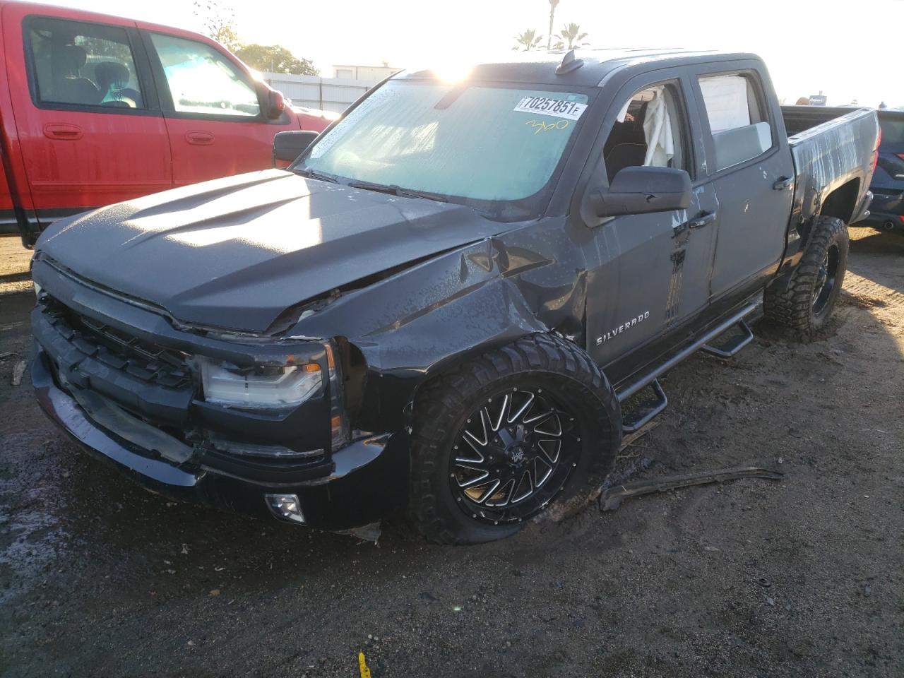Photo 2 from auction – 2018 CHEVROLET SILVERADO with VIN 3GCUCRER0JG427017