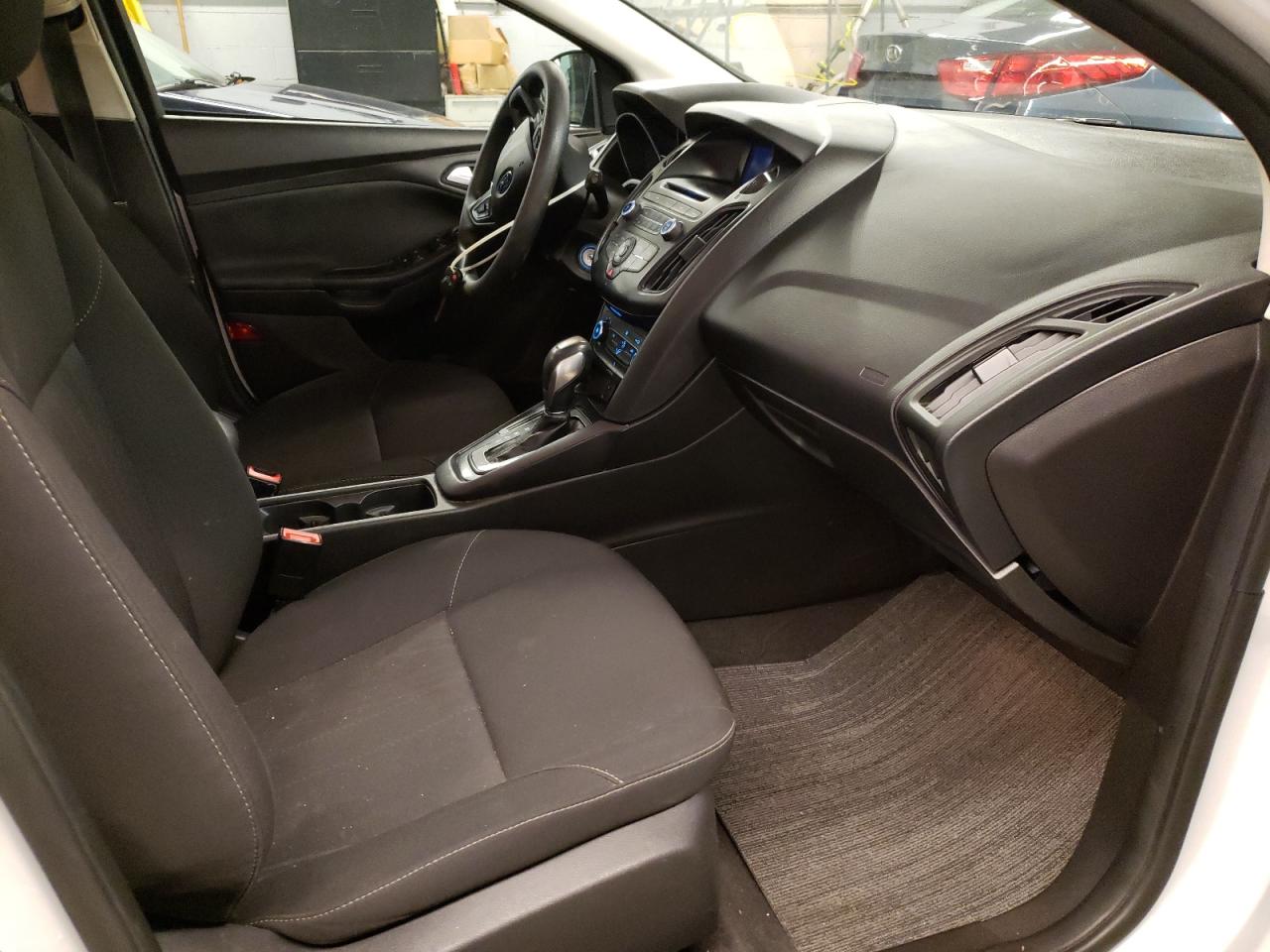 Photo 5 from auction – 2016 FORD FOCUS SE with VIN 1FADP3K22GL319931