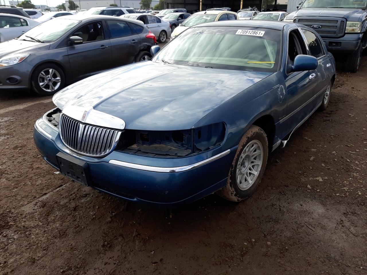 Photo 2 from auction – 2001 LINCOLN TOWN CAR E with VIN 1LNHM81W01Y738369