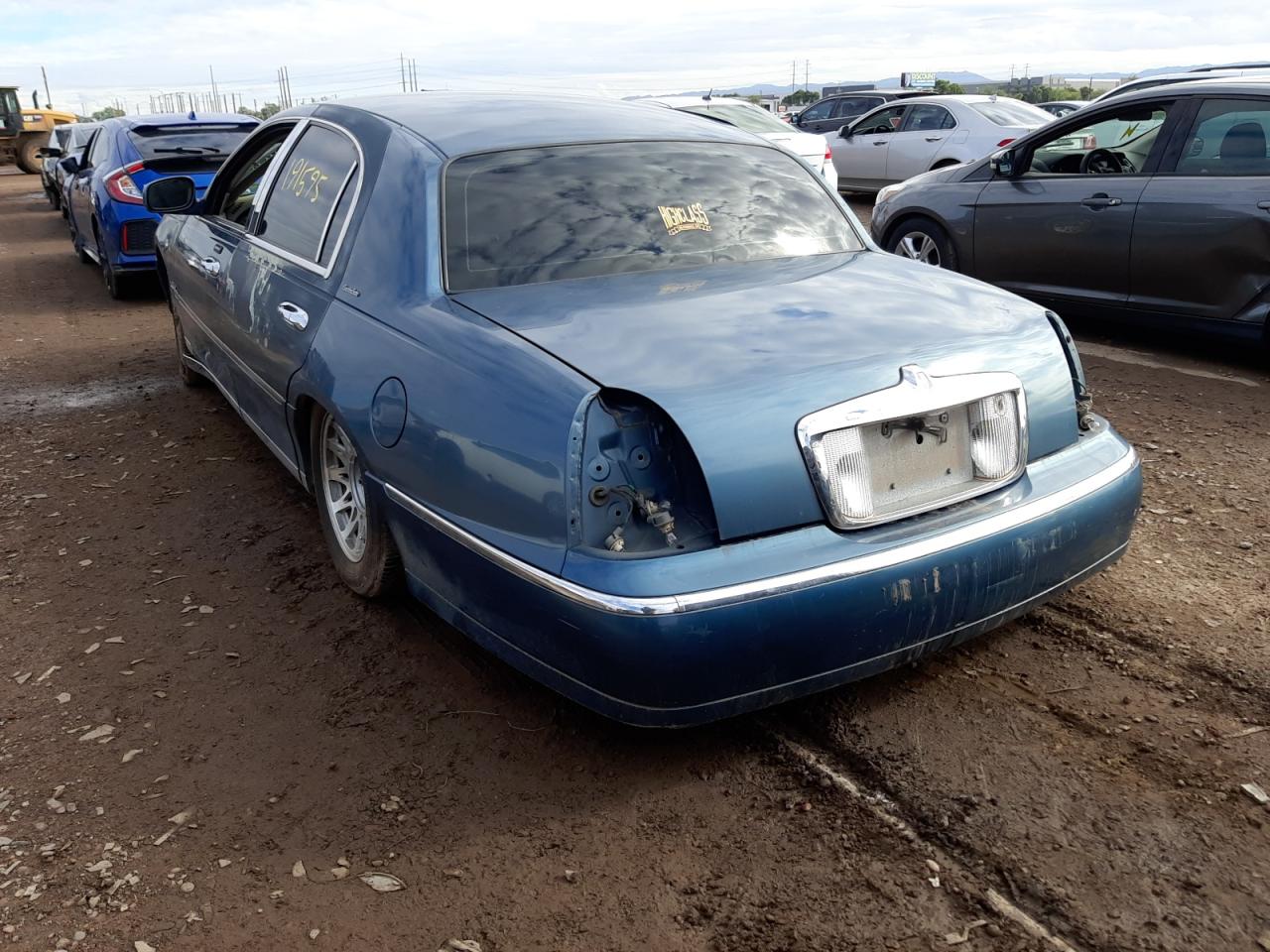 Photo 3 from auction – 2001 LINCOLN TOWN CAR E with VIN 1LNHM81W01Y738369