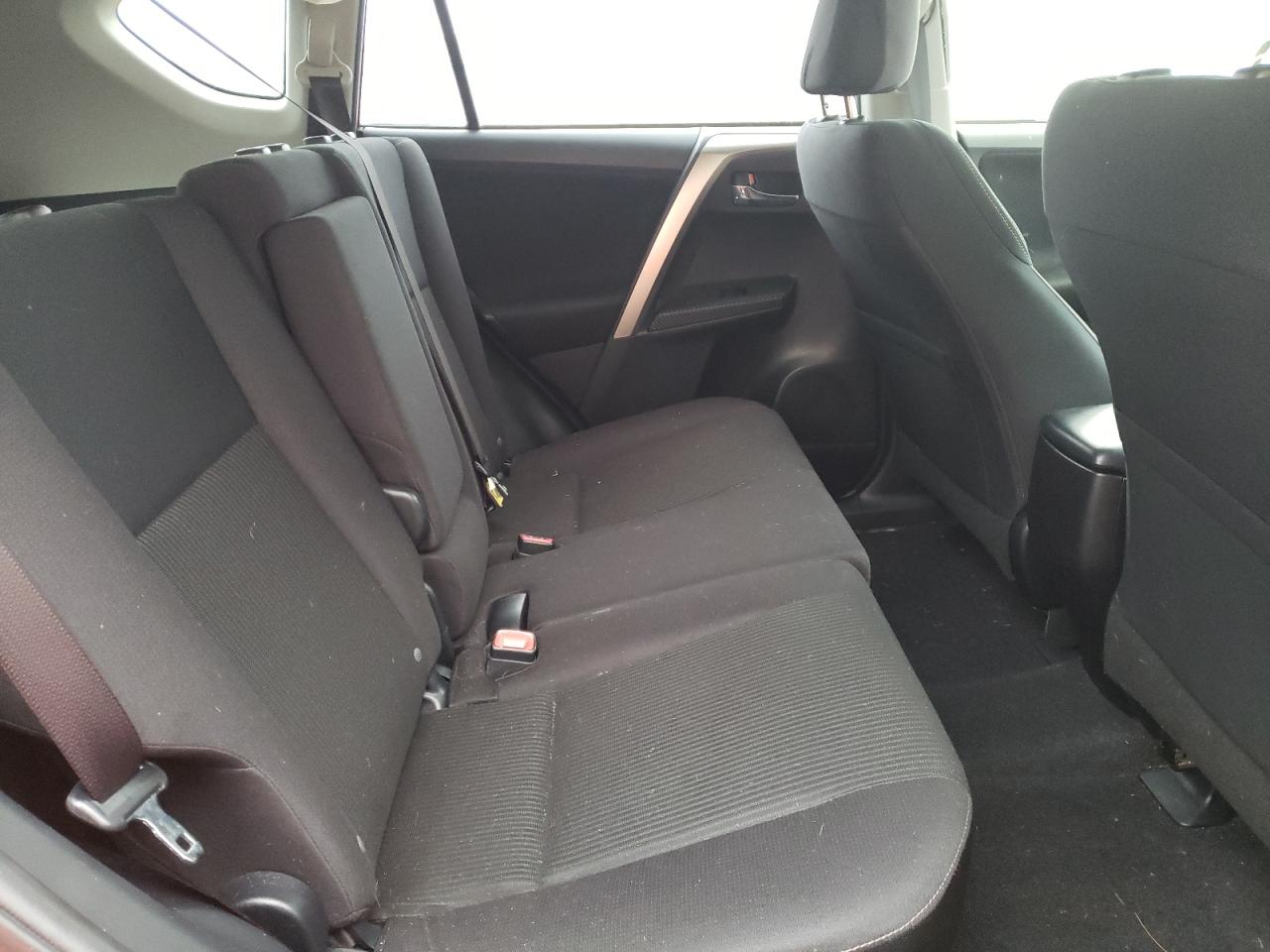 Photo 6 from auction – 2015 TOYOTA RAV4 XLE with VIN JTMRFREV3FD118673