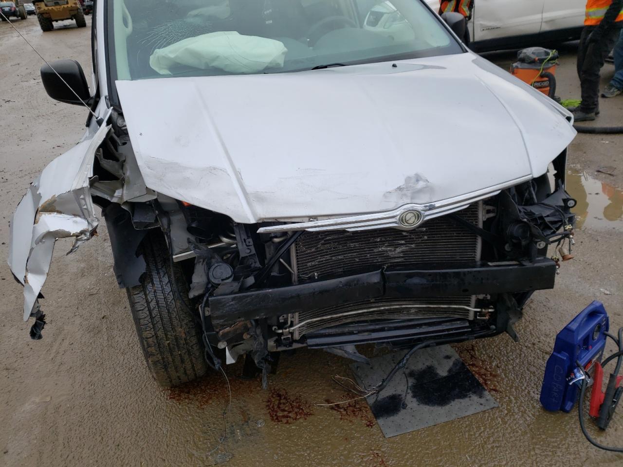 Photo 9 from auction – 2009 CHRYSLER TOWN & COU with VIN 2A8HR44E19R574625