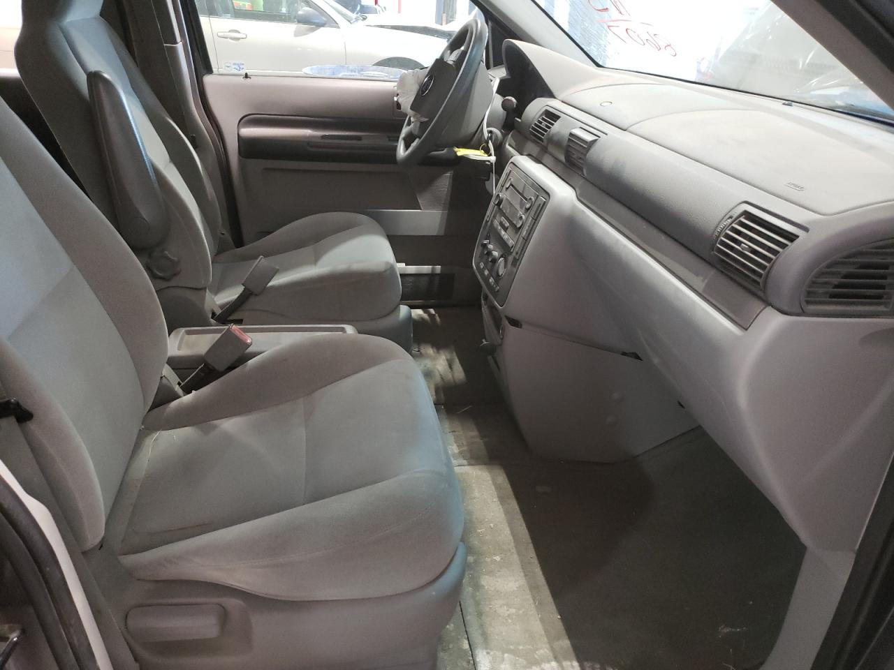 Photo 5 from auction – 2004 FORD FREESTAR S with VIN 2FMZA57614BB08607