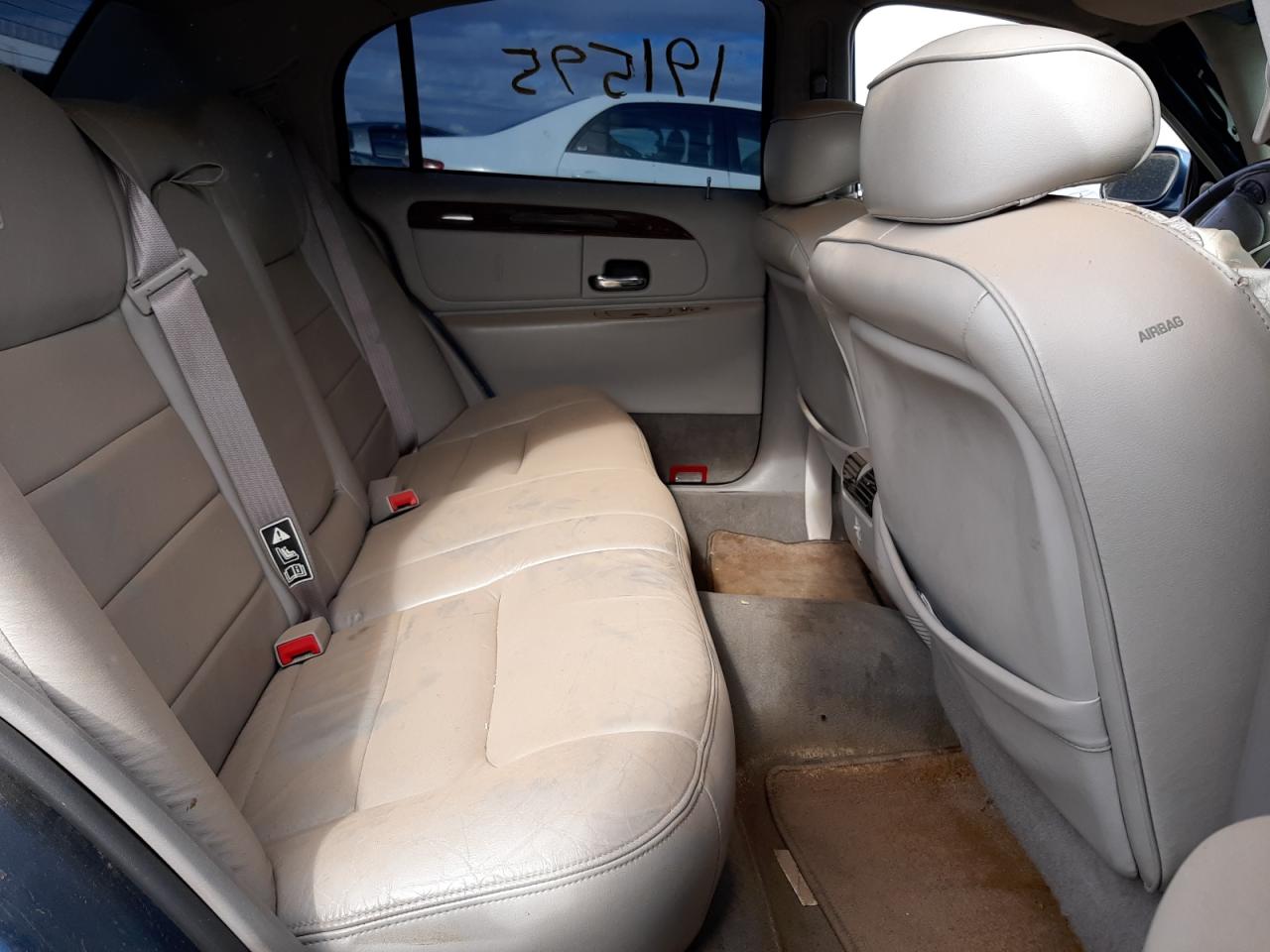 Photo 6 from auction – 2001 LINCOLN TOWN CAR E with VIN 1LNHM81W01Y738369