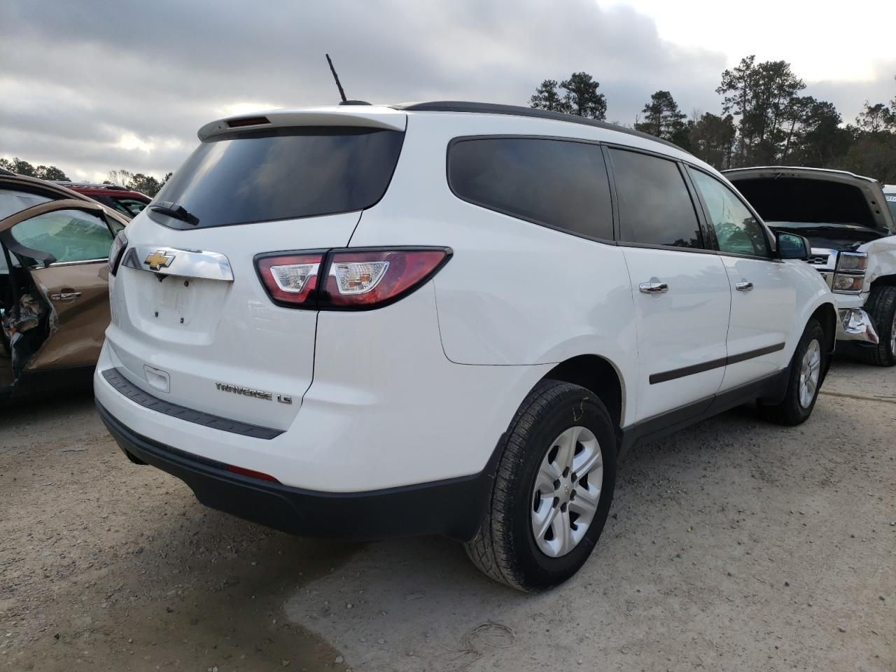 Photo 4 from auction – 2016 CHEVROLET TRAVERSE L with VIN 1GNKRFKD4GJ155390