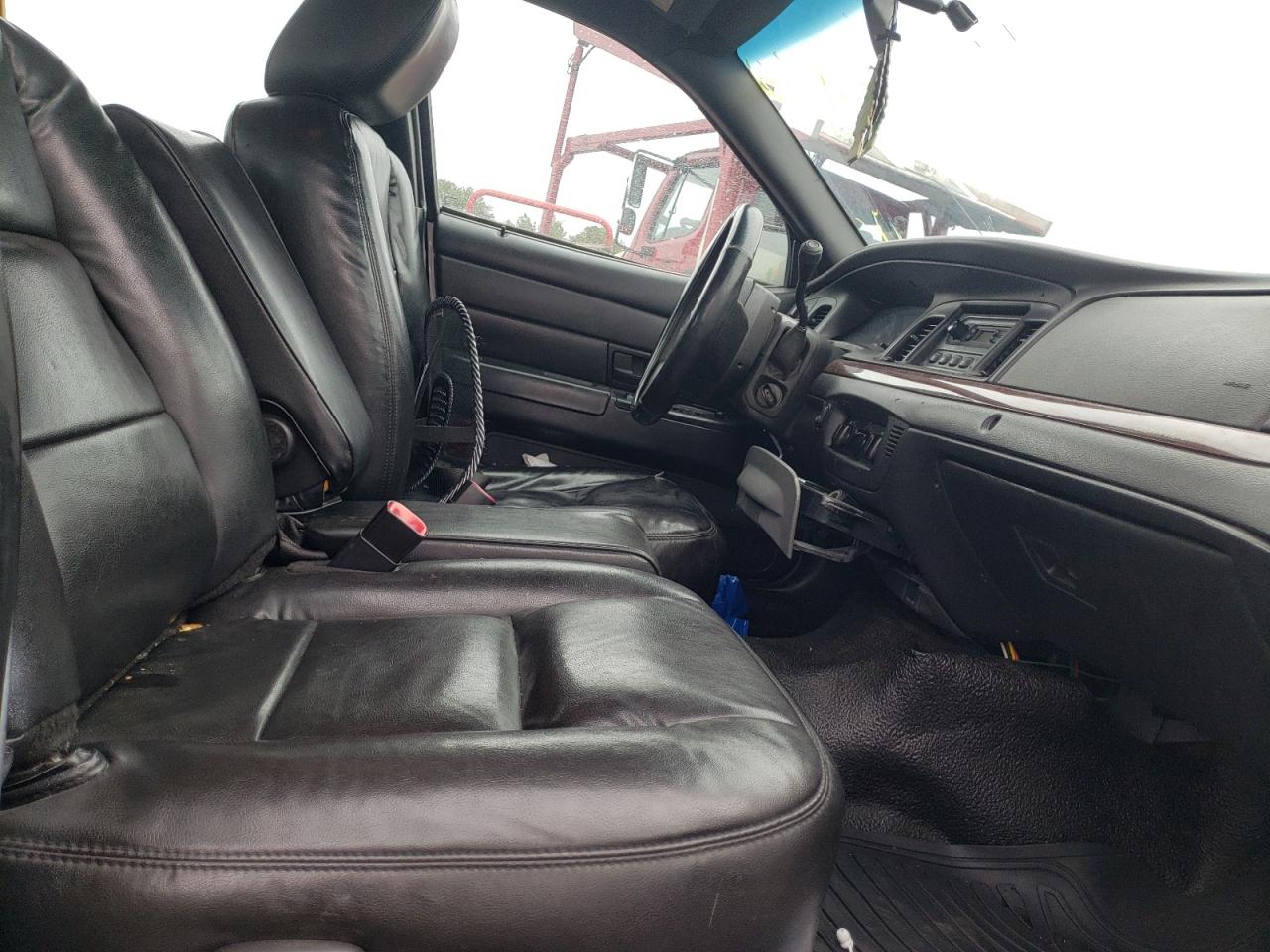 Photo 5 from auction – 2011 FORD CROWN VICT with VIN 2FABP7AV6BX124808