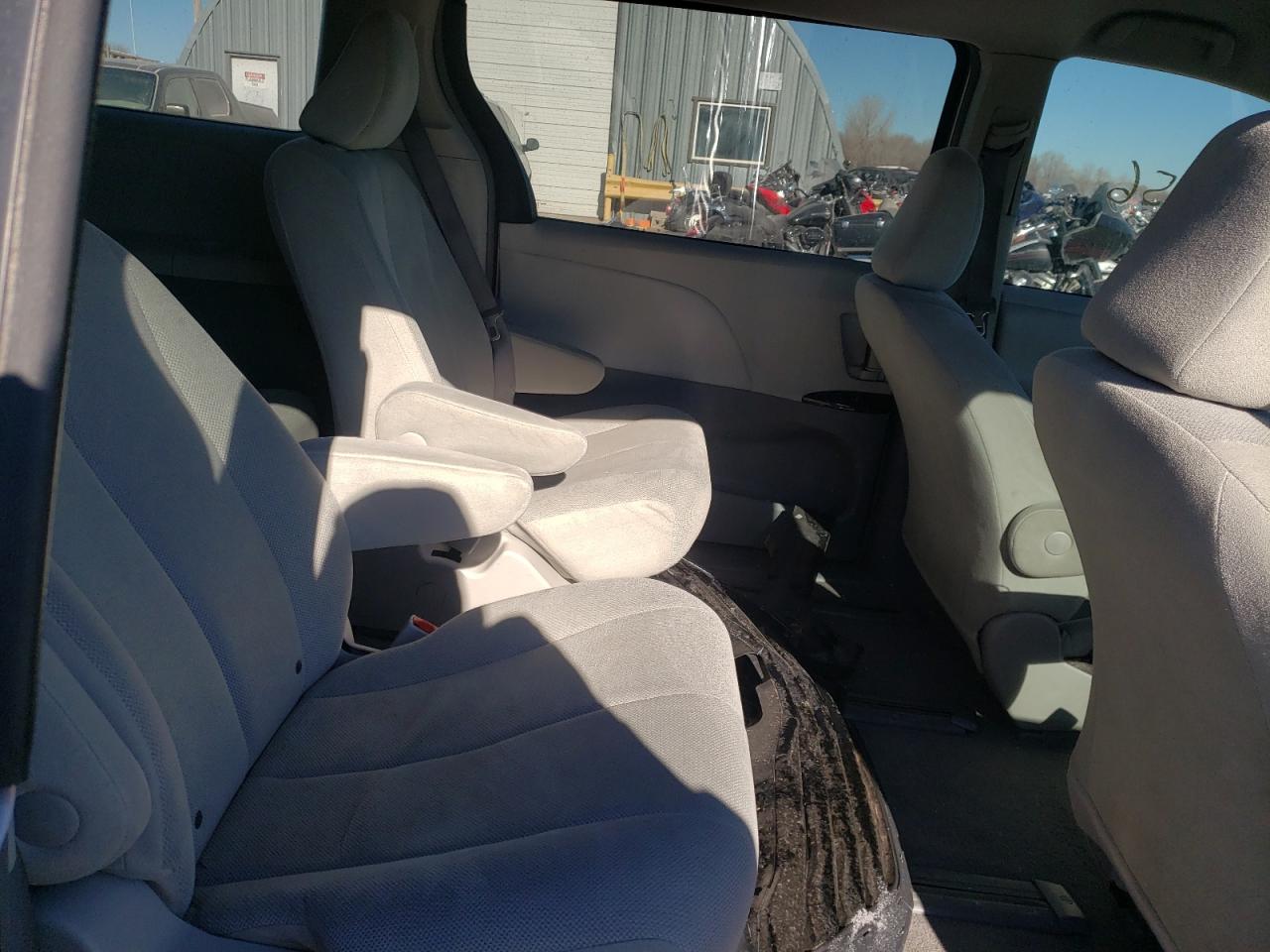 Photo 6 from auction – 2011 TOYOTA SIENNA BAS with VIN 5TDKA3DC9BS005046