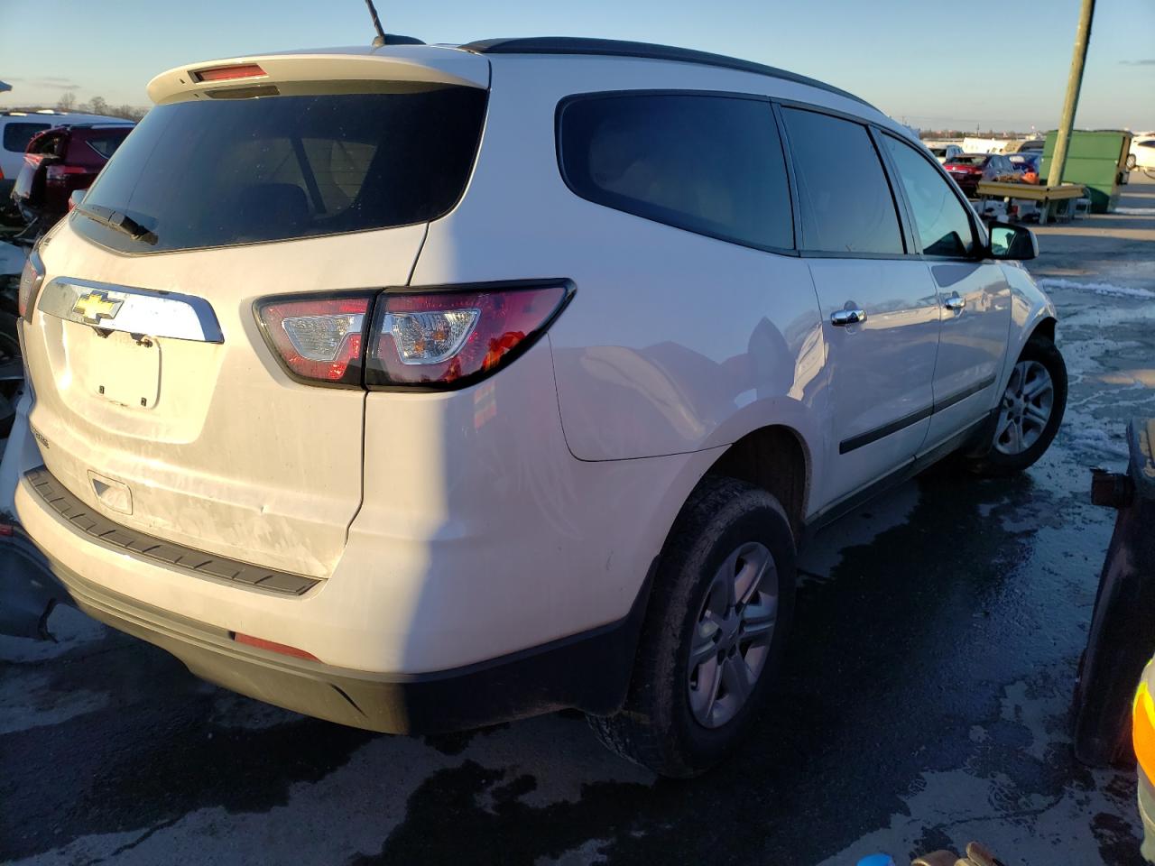 Photo 4 from auction – 2017 CHEVROLET TRAVERSE L with VIN 1GNKRFED8HJ336991