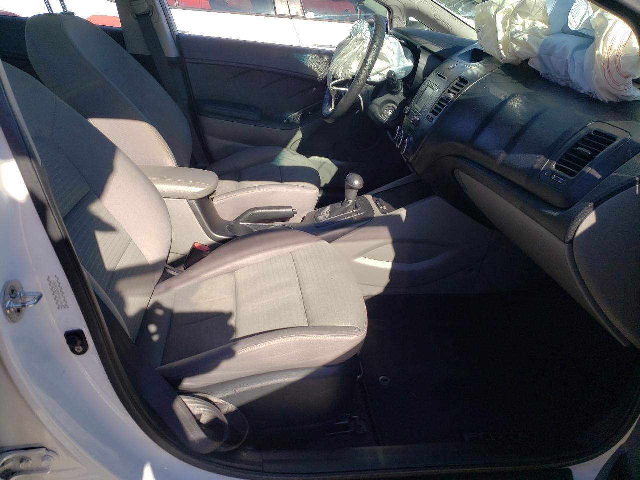Photo 5 from auction – 2016 KIA FORTE LX with VIN KNAFX4A62G5550987