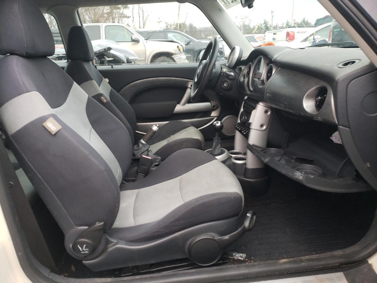 Photo 5 from auction – 2005 MINI COOPER S with VIN WMWRE33495TD91955