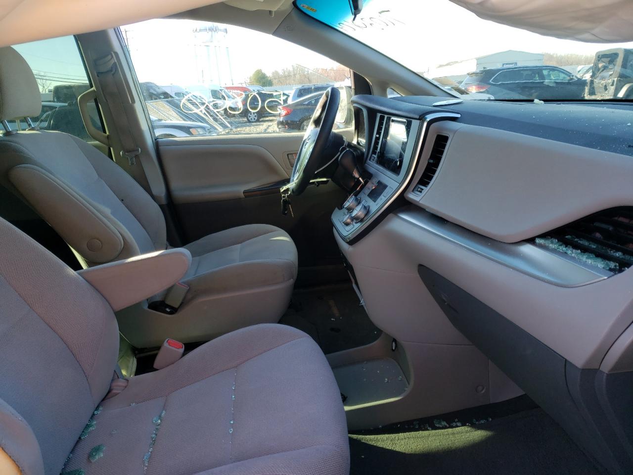 Photo 5 from auction – 2016 TOYOTA SIENNA with VIN 5TDZK3DC9GS691804