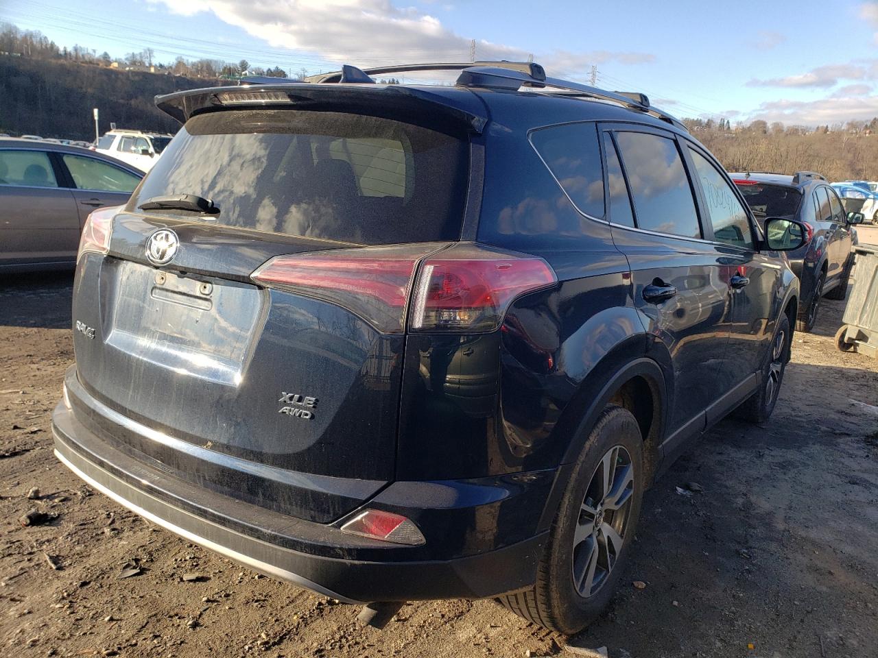 Photo 4 from auction – 2017 TOYOTA RAV4 XLE with VIN JTMRFREV1HJ708794