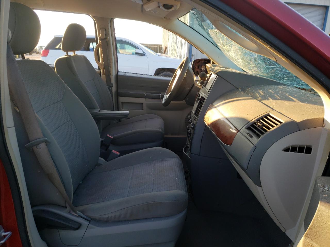 Photo 5 from auction – 2008 CHRYSLER TOWN & COU with VIN 2A8HR44H68R670744