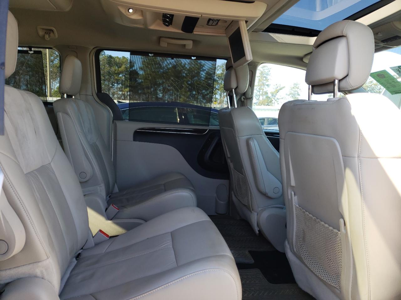 Photo 6 from auction – 2014 CHRYSLER TOWN & COU with VIN 2C4RC1GGXER338770