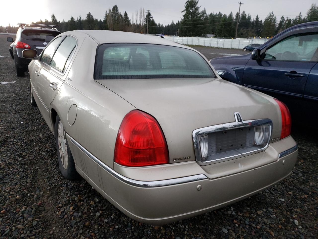 Photo 3 from auction – 2004 LINCOLN TOWN CAR E with VIN 1LNHM81W44Y627294