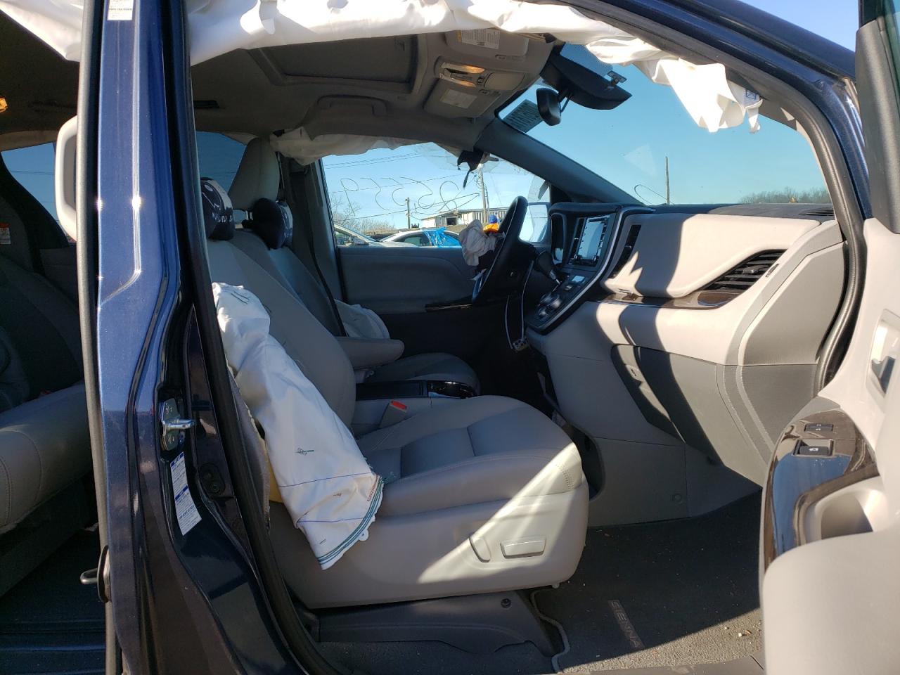 Photo 5 from auction – 2020 TOYOTA SIENNA XLE with VIN 5TDDZ3DC1LS241127