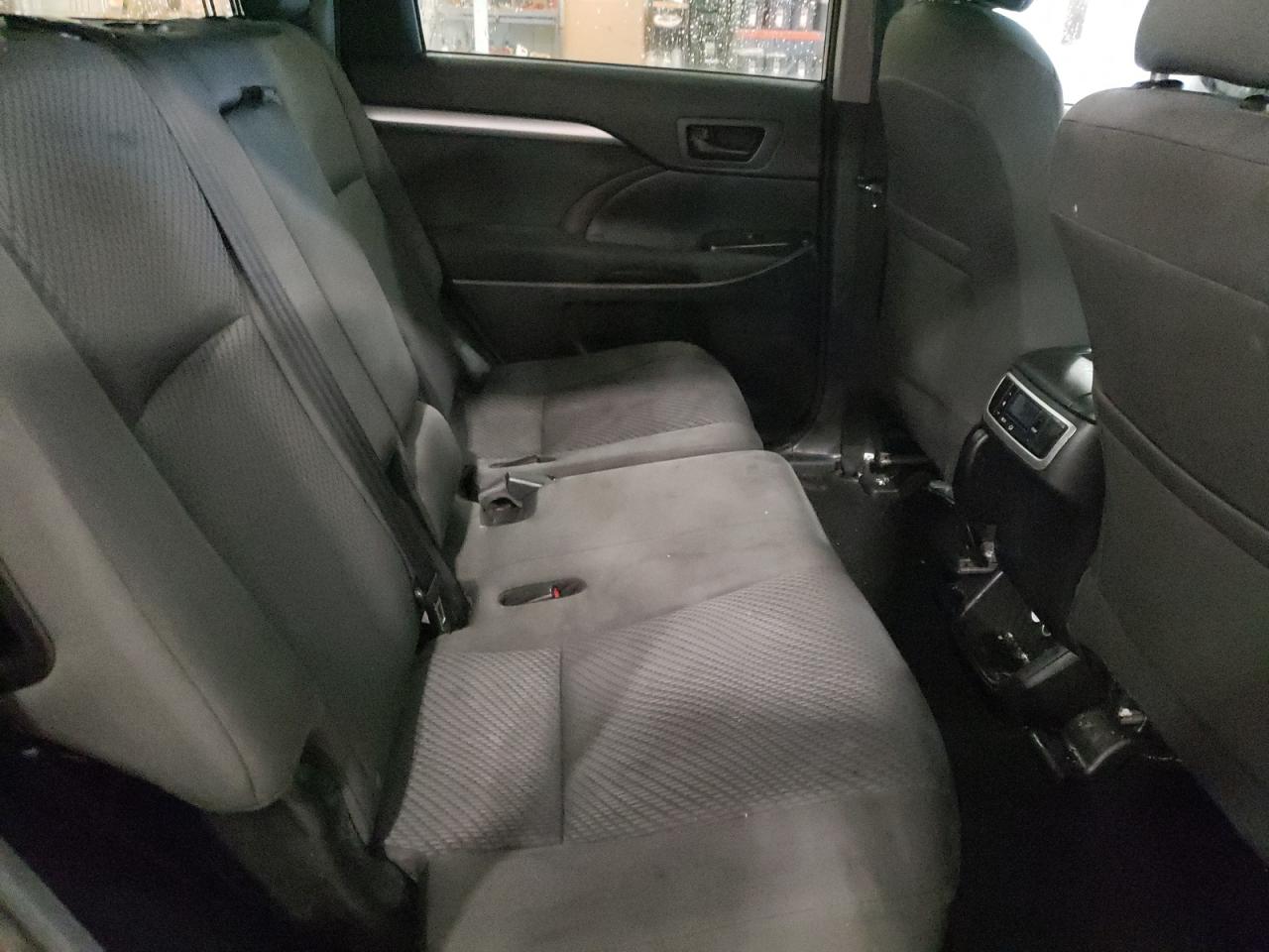 Photo 6 from auction – 2016 TOYOTA HIGHLANDER with VIN 5TDBKRFH5GS342054