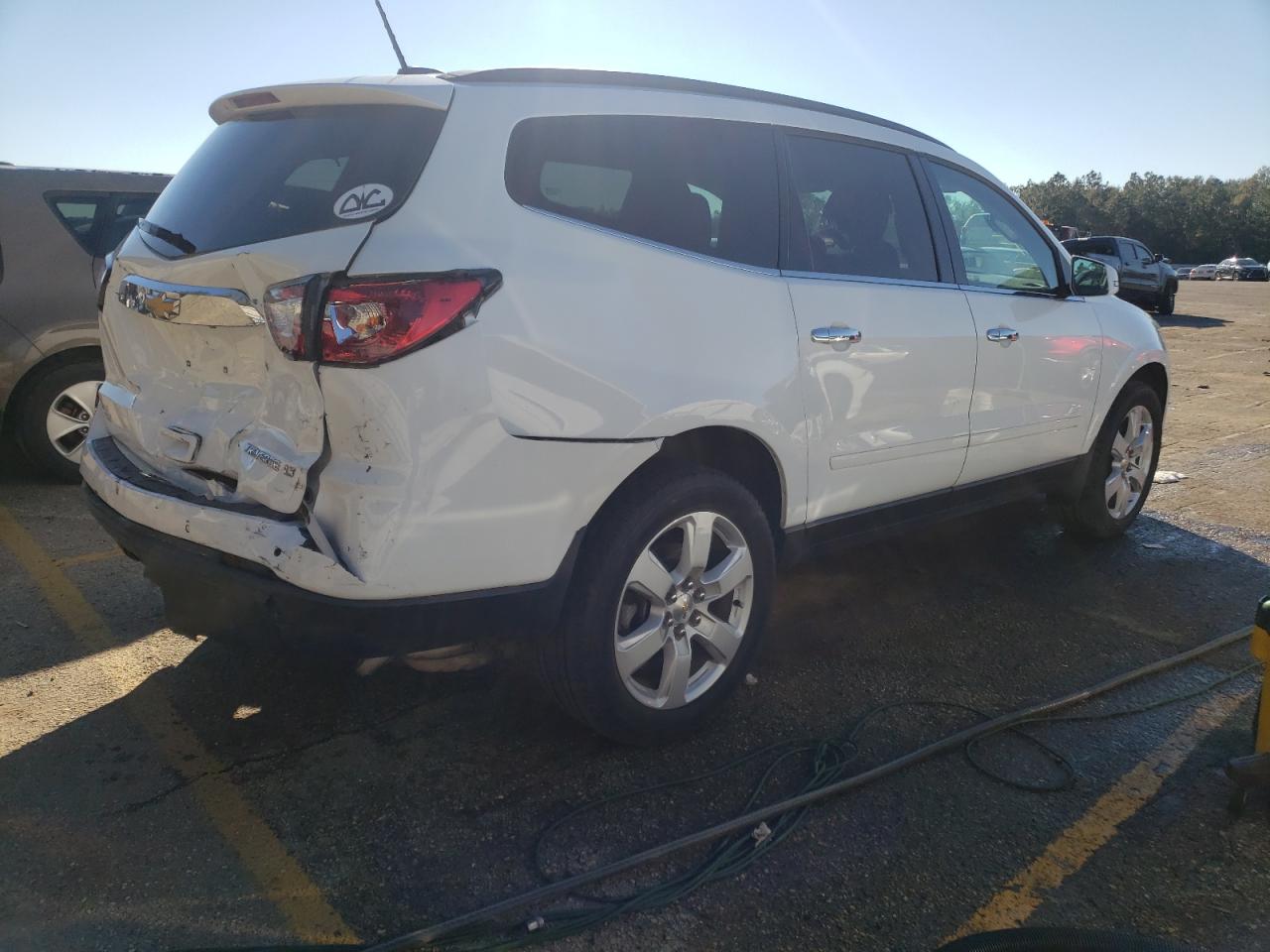Photo 4 from auction – 2016 CHEVROLET TRAVERSE L with VIN 1GNKRGKD9GJ160932
