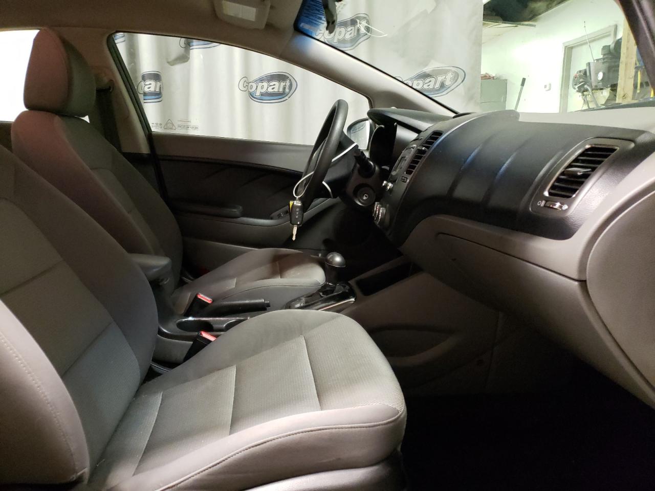 Photo 5 from auction – 2017 KIA FORTE LX with VIN 3KPFK4A71HE061853