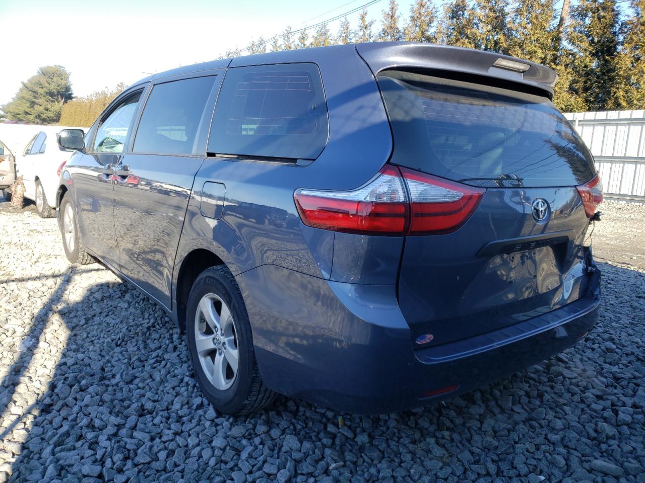 Photo 3 from auction – 2016 TOYOTA SIENNA with VIN 5TDZK3DC9GS691804