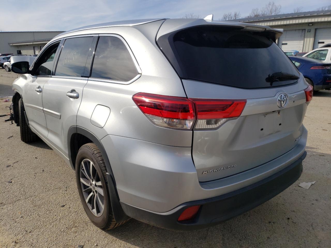 Photo 3 from auction – 2017 TOYOTA HIGHLANDER with VIN 5TDJZRFH1HS433301