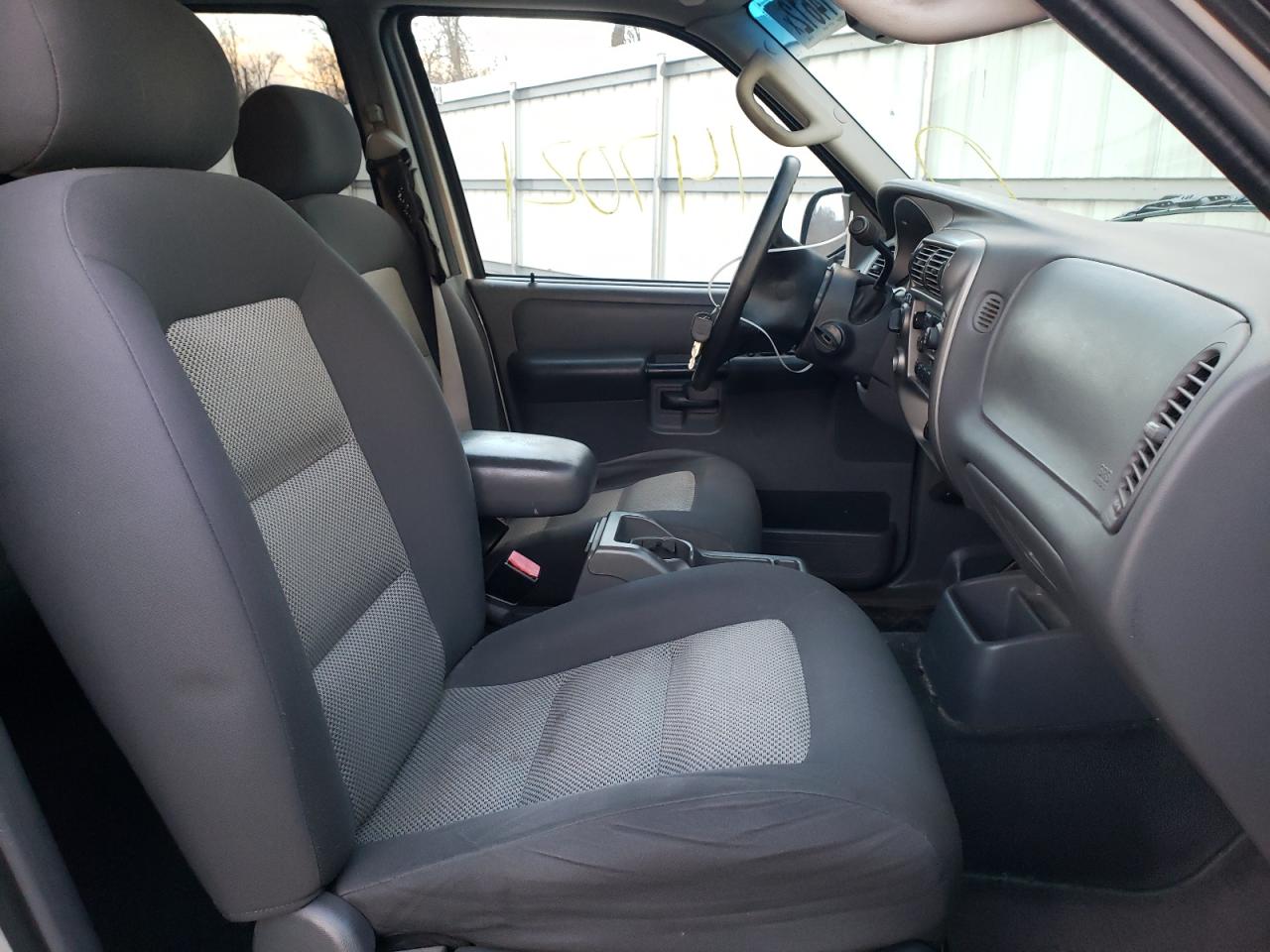 Photo 5 from auction – 2005 FORD EXPLORER S with VIN 1FMZU77K65UA47556