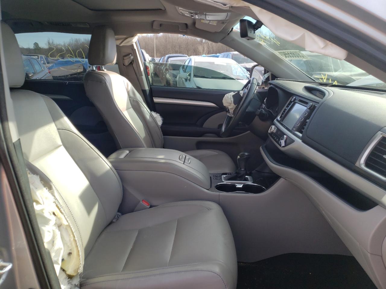 Photo 5 from auction – 2017 TOYOTA HIGHLANDER with VIN 5TDJZRFH1HS433301