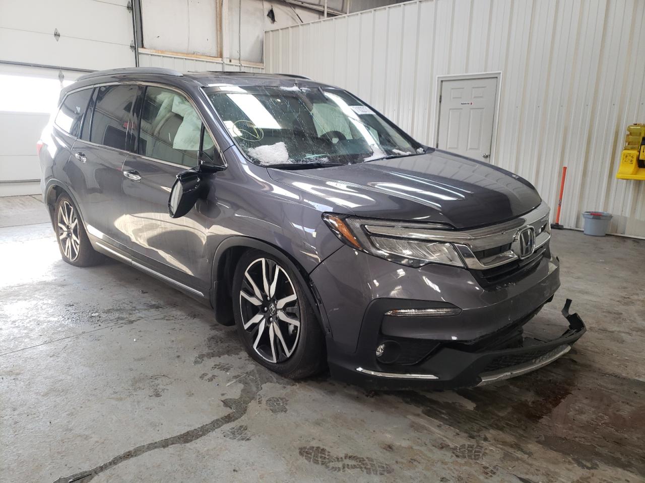 HONDA PILOT TOUR 2019 with VIN 5FNYF6H61KB067711 - Photo from auction