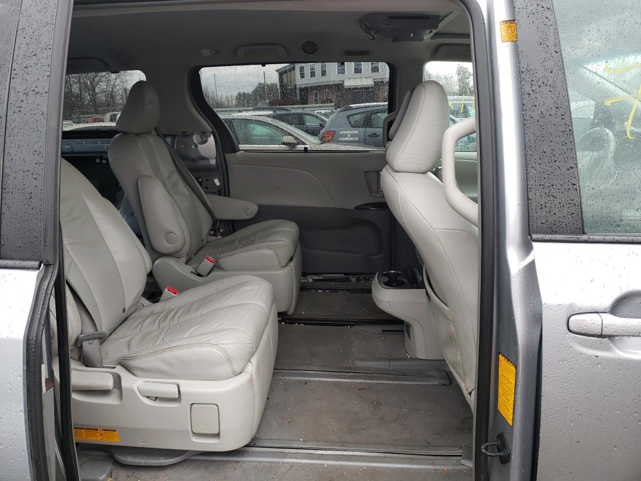 Photo 6 from auction – 2011 TOYOTA SIENNA XLE with VIN 5TDDK3DC2BS011065