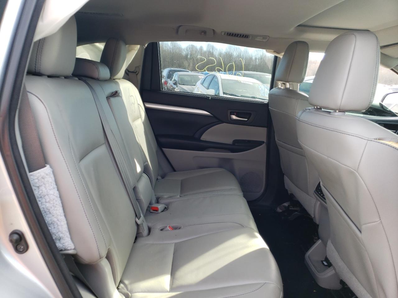 Photo 6 from auction – 2017 TOYOTA HIGHLANDER with VIN 5TDJZRFH1HS433301