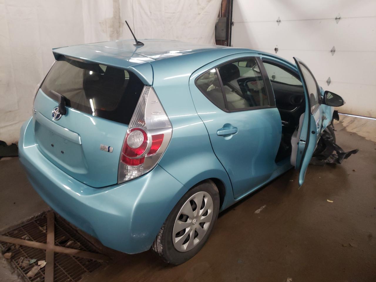 Photo 4 from auction – 2014 TOYOTA PRIUS C with VIN JTDKDTB3XE1072850