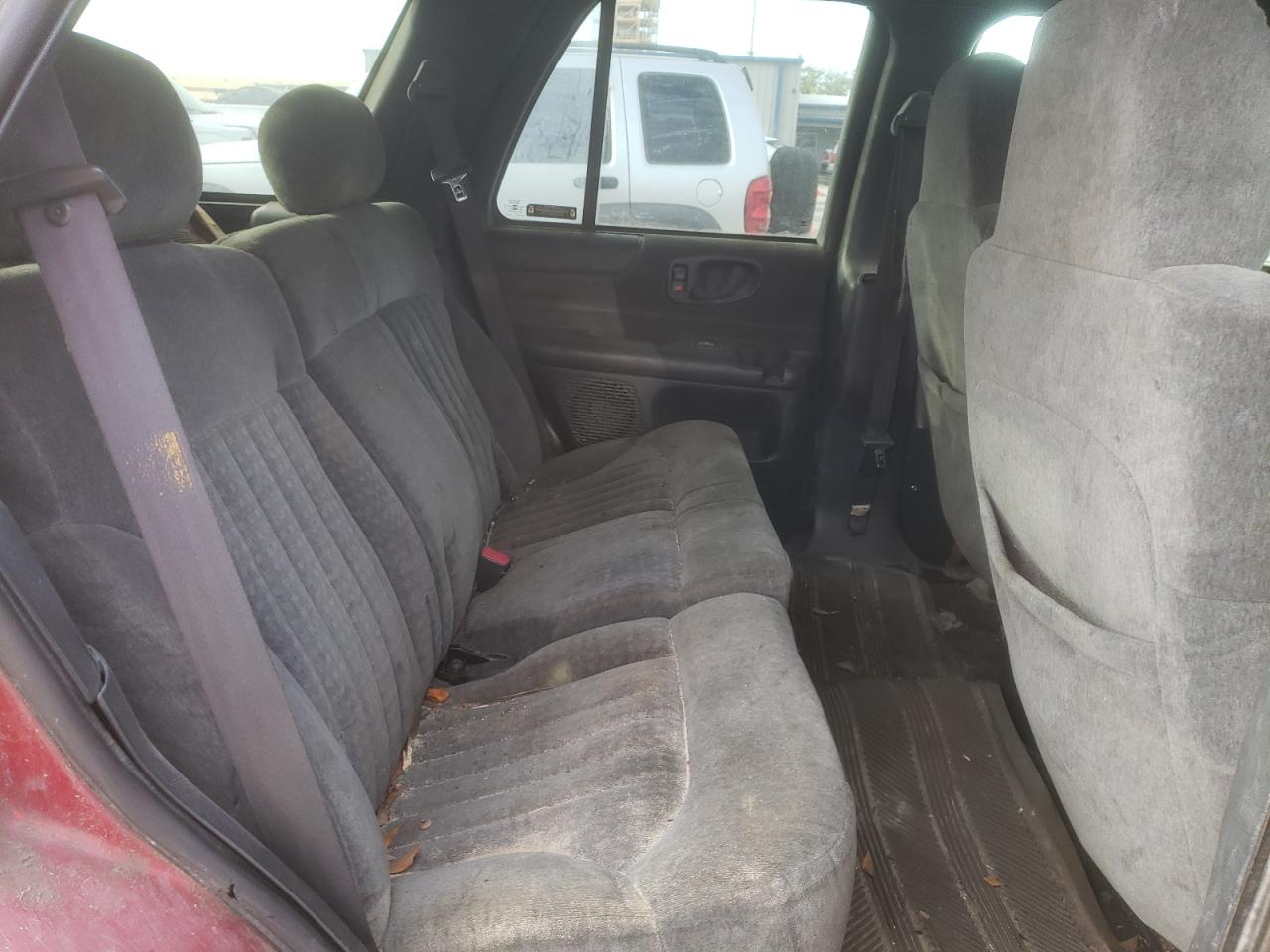 Photo 6 from auction – 2002 CHEVROLET BLAZER with VIN 1GNCS13W02K117881
