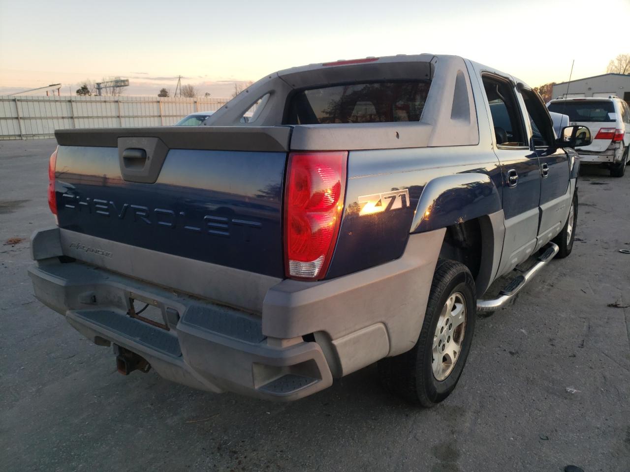 Photo 4 from auction – 2002 CHEVROLET AVALANCHE with VIN 3GNEK13T12G137305