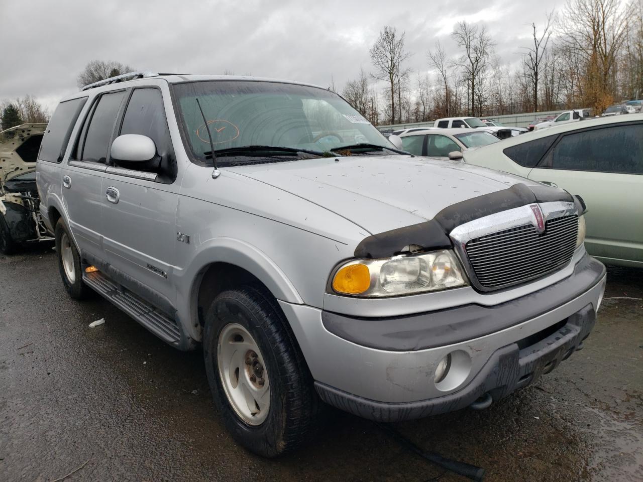 LINCOLN NAVIGATOR 1998 with VIN 5LMPU28L0WLJ47710 - Photo from auction
