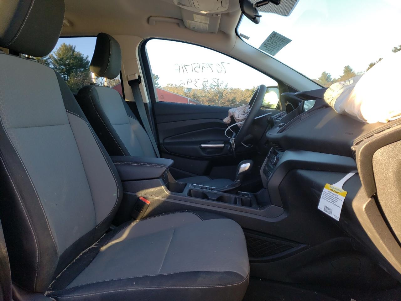 Photo 5 from auction – 2019 FORD ESCAPE SE with VIN 1FMCU9GD6KUA84153