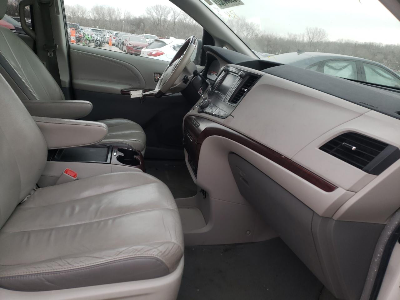 Photo 5 from auction – 2011 TOYOTA SIENNA XLE with VIN 5TDDK3DC2BS012572