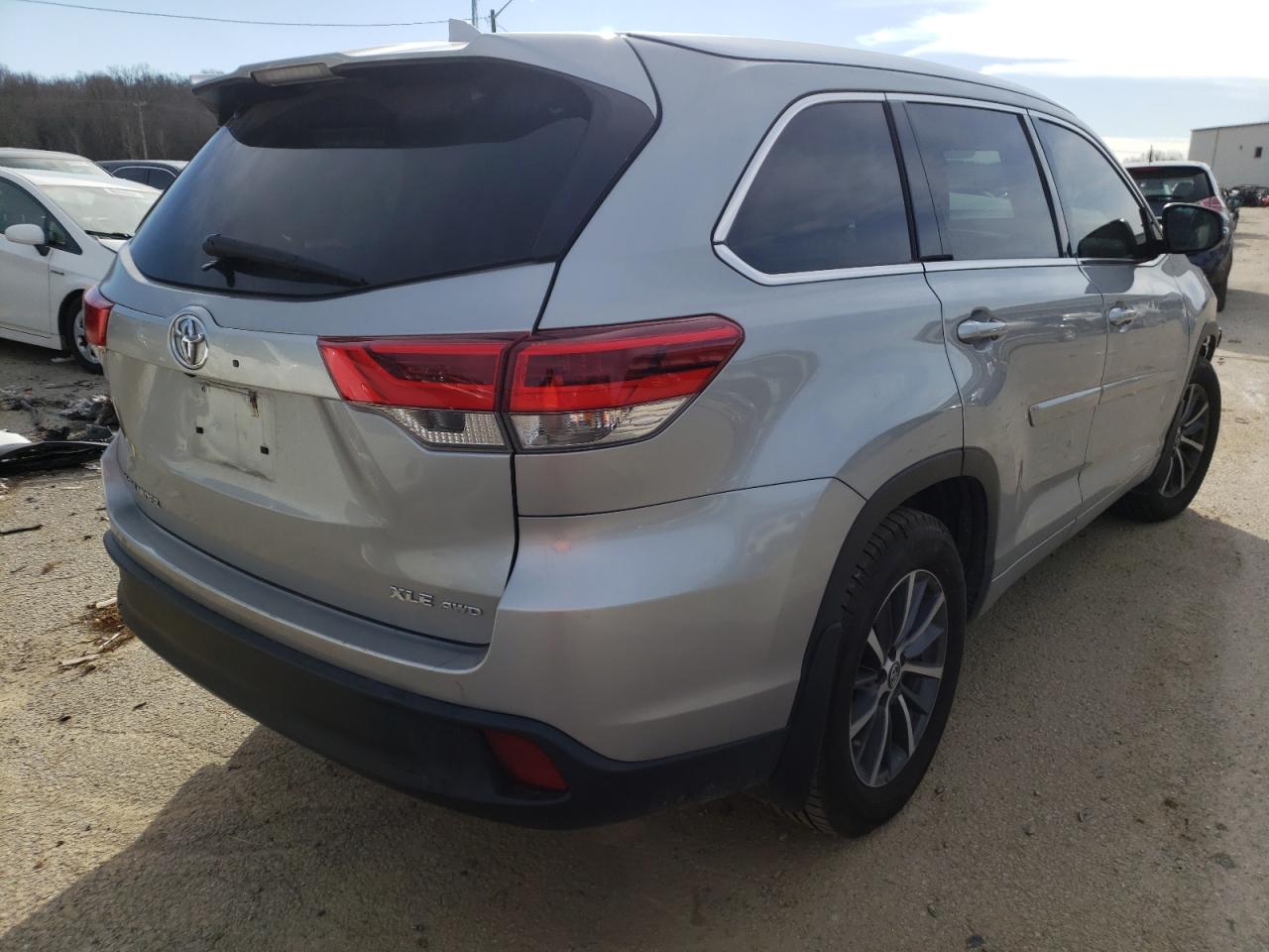 Photo 4 from auction – 2017 TOYOTA HIGHLANDER with VIN 5TDJZRFH1HS433301