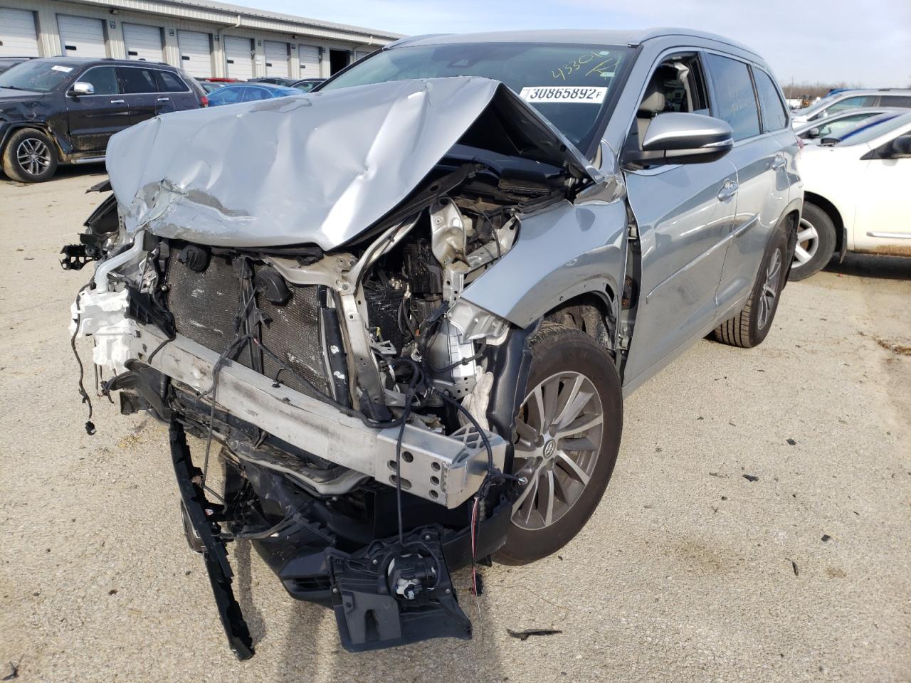 Photo 2 from auction – 2017 TOYOTA HIGHLANDER with VIN 5TDJZRFH1HS433301