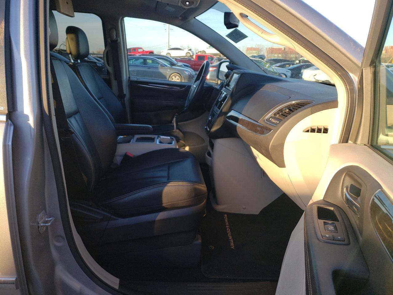 Photo 5 from auction – 2013 CHRYSLER TOWN & COU with VIN 2C4RC1BG8DR735061