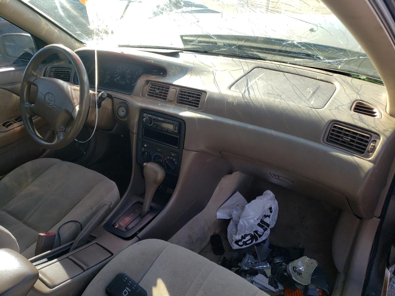 Photo 9 from auction – 2001 TOYOTA CAMRY with VIN 4T1BG22K41U030560