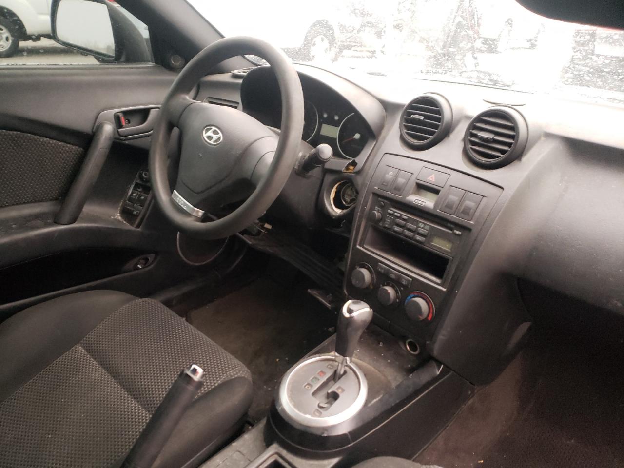 Photo 9 from auction – 2003 HYUNDAI TIBURON with VIN KMHHM65D33U054083