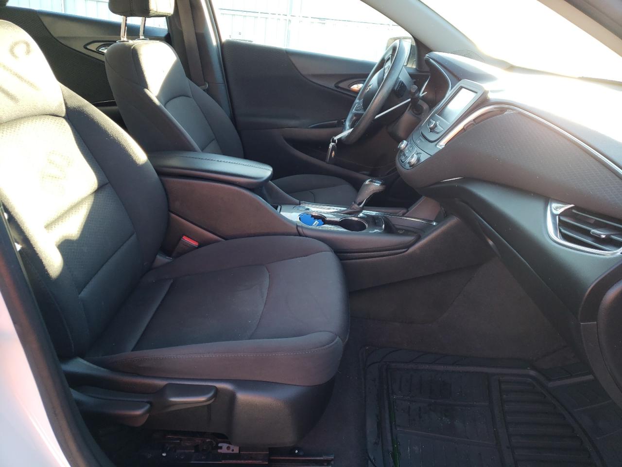 Photo 5 from auction – 2017 CHEVROLET MALIBU LT with VIN 1G1ZE5ST2HF208248