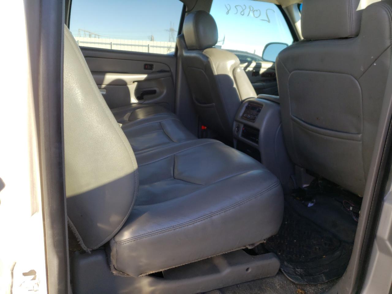 Photo 6 from auction – 2004 CHEVROLET SUBURBAN with VIN 1GNEC16Z14J252582