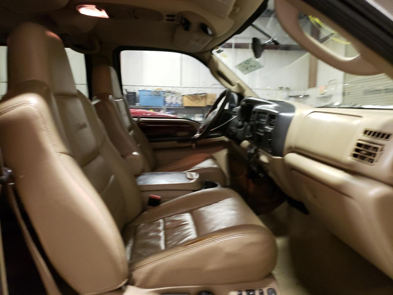 Photo 5 from auction – 2005 FORD EXCURSION with VIN 1FMSU43P15EB76641