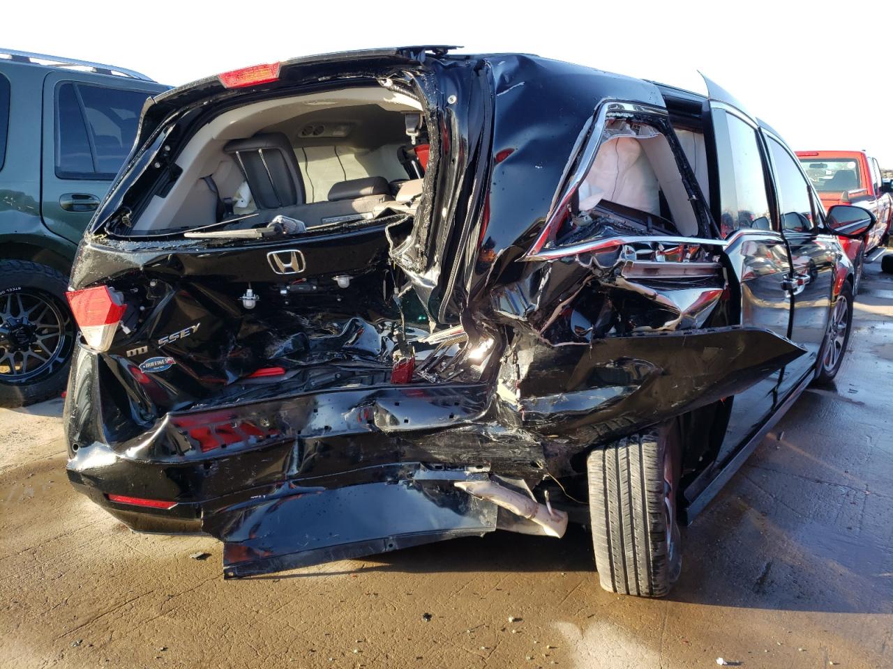 Photo 4 from auction – 2015 HONDA ODYSSEY TO with VIN 5FNRL5H98FB080690