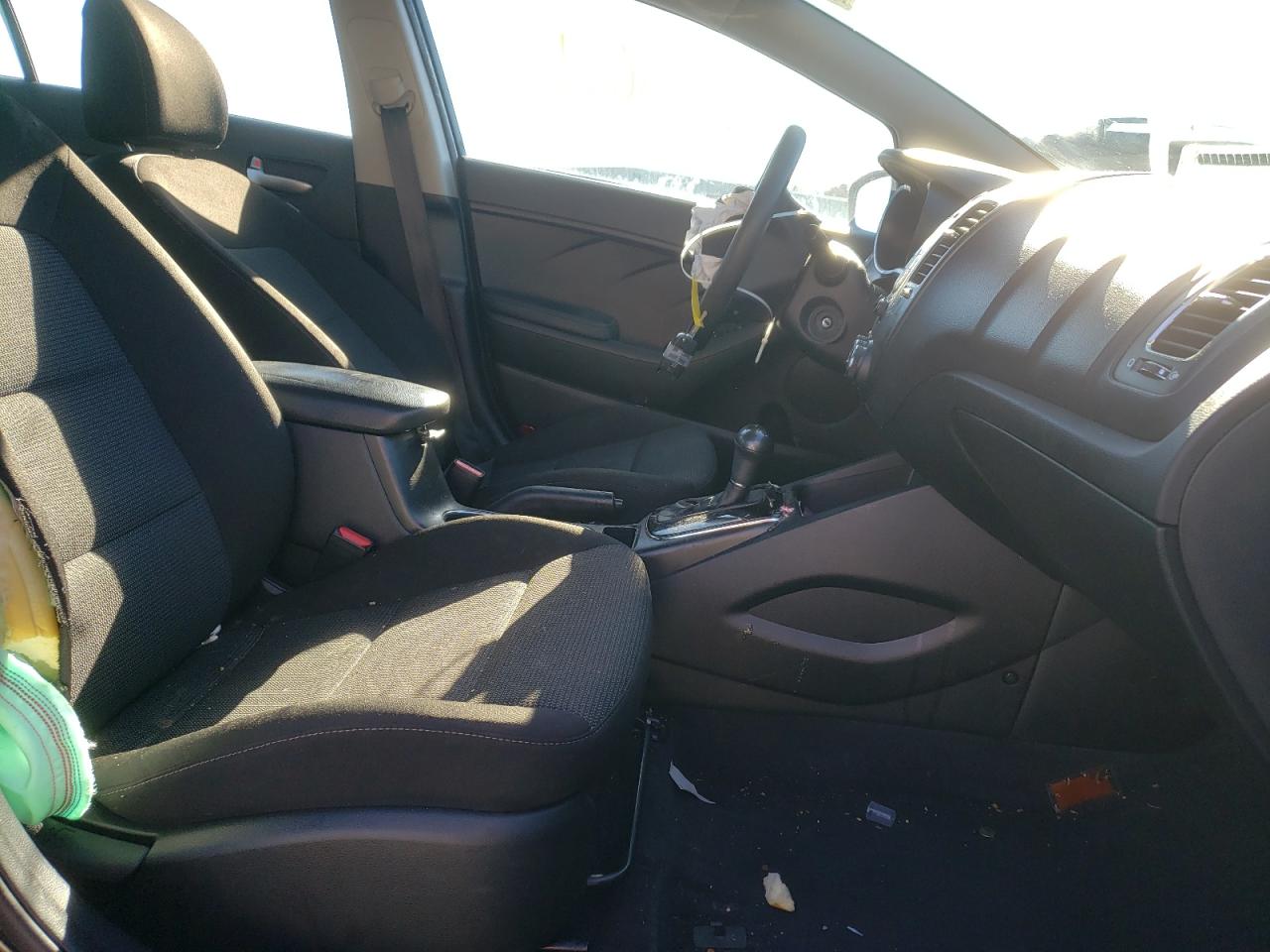 Photo 5 from auction – 2017 KIA FORTE LX with VIN 3KPFK4A71HE131545