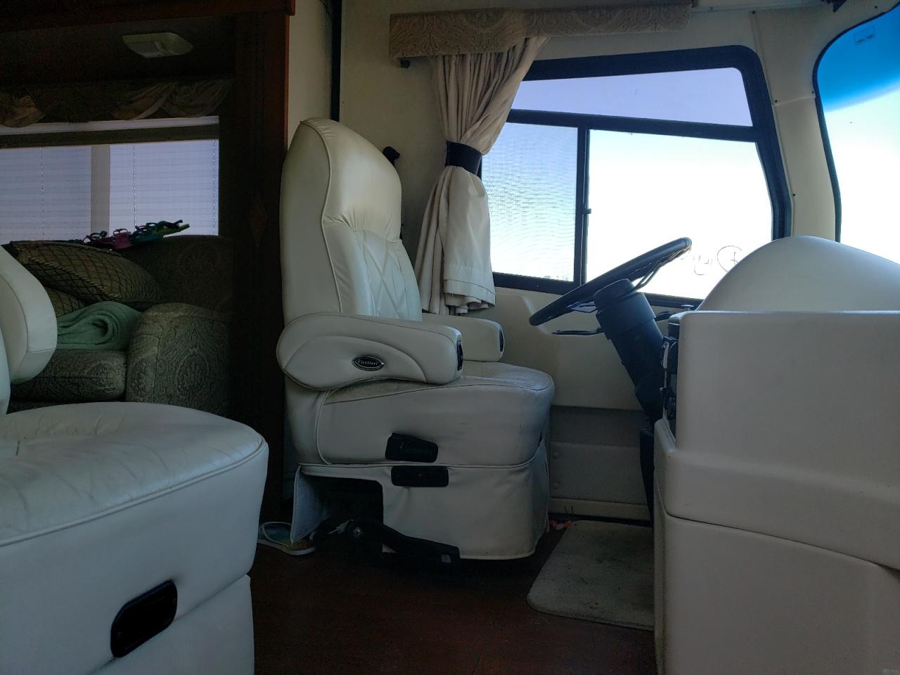 Photo 5 from auction – 2001 MNAC MOTORHOME with VIN 1RF12061812015469