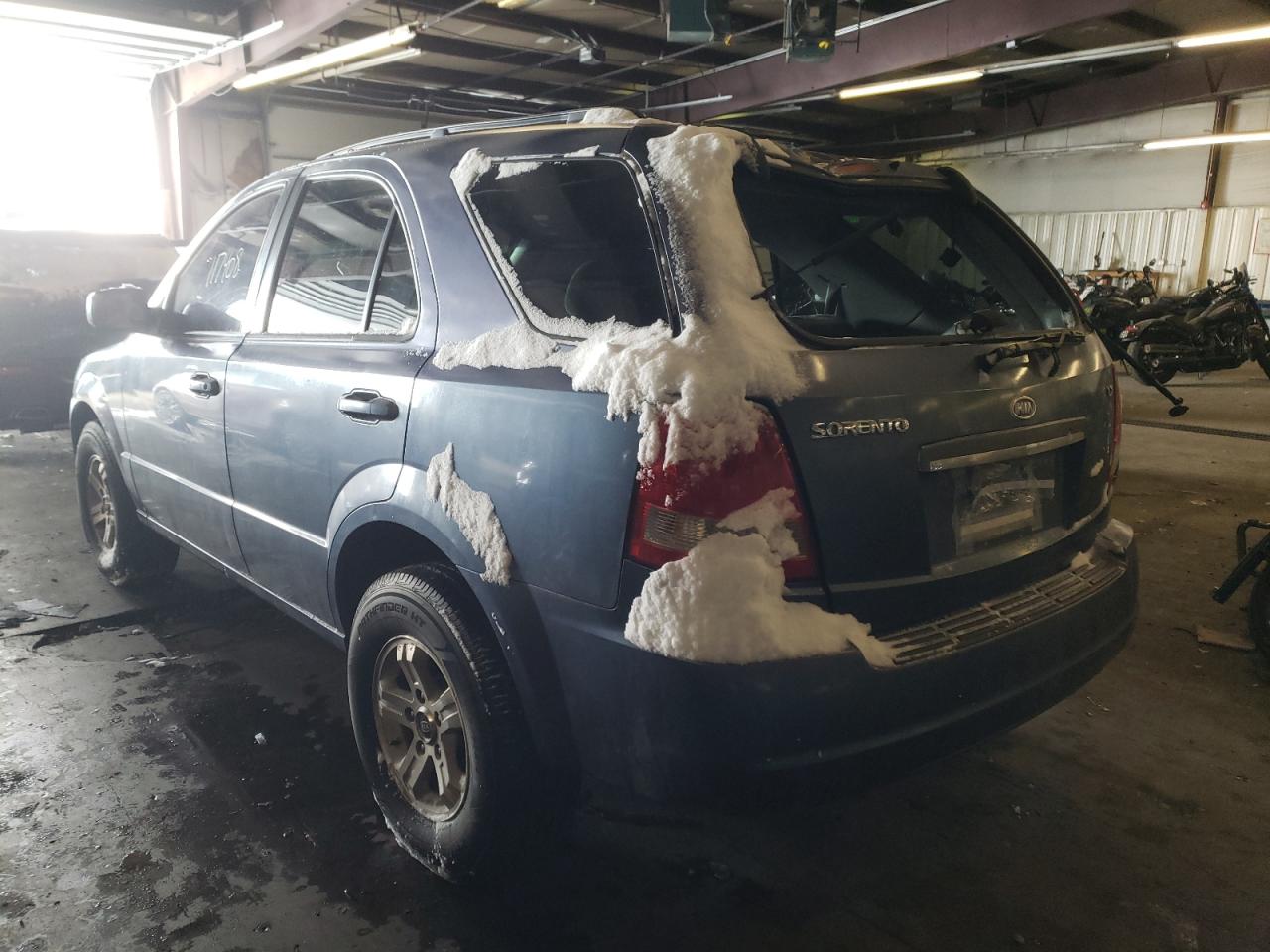 Photo 3 from auction – 2005 KIA SORENTO EX with VIN KNDJD733655422162