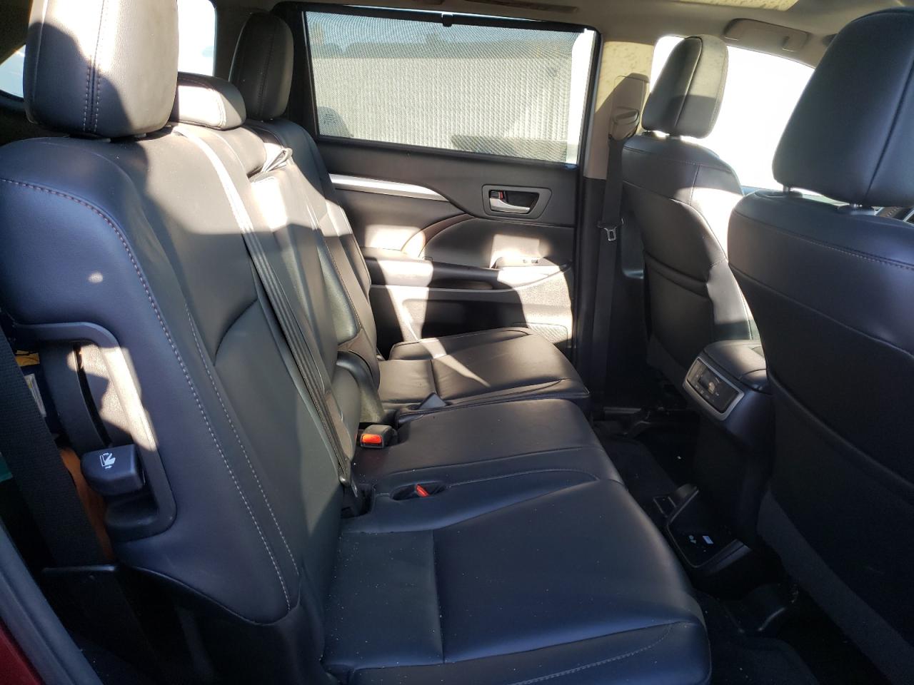 Foto 6 de la subasta – 2018 TOYOTA HIGHLANDER con VIN 5TDKZRFH4JS248038