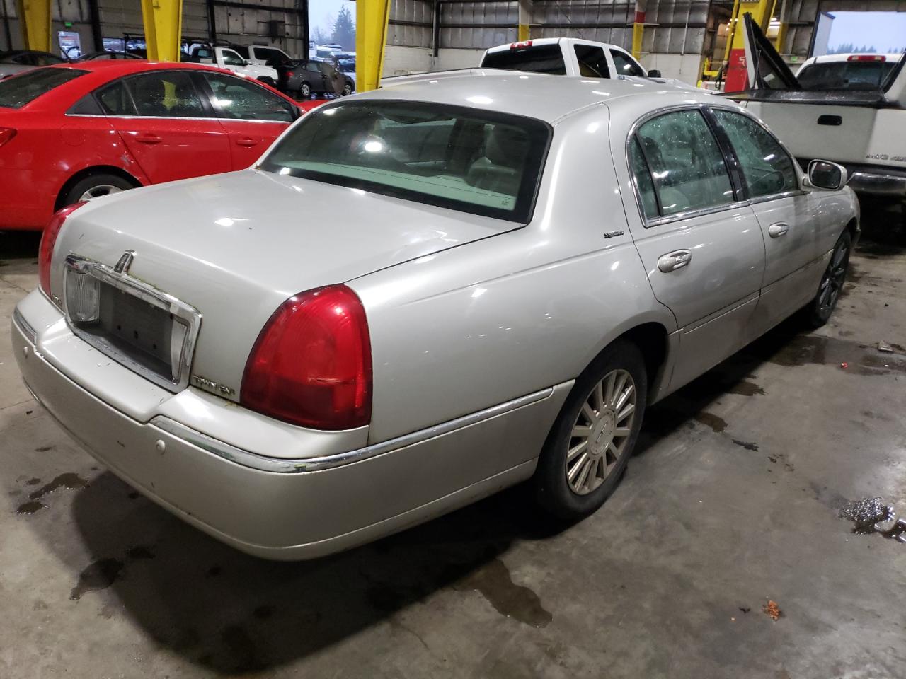 Photo 4 from auction – 2004 LINCOLN TOWN CAR E with VIN 1LNHM81W44Y677354